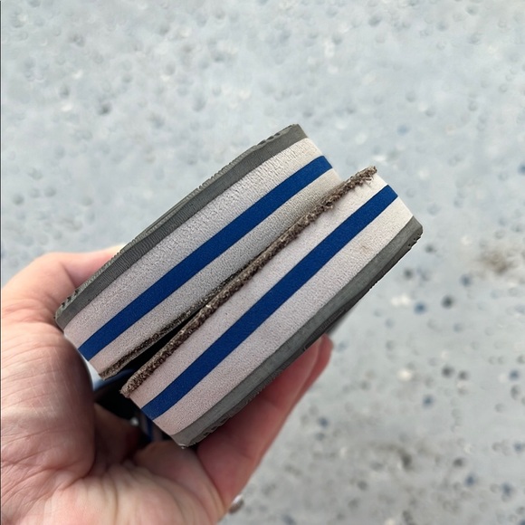 NWOT! hari mari Men's Lakes Flip Flops in Dark Gray & Neon Blue - Picture 11 of 14